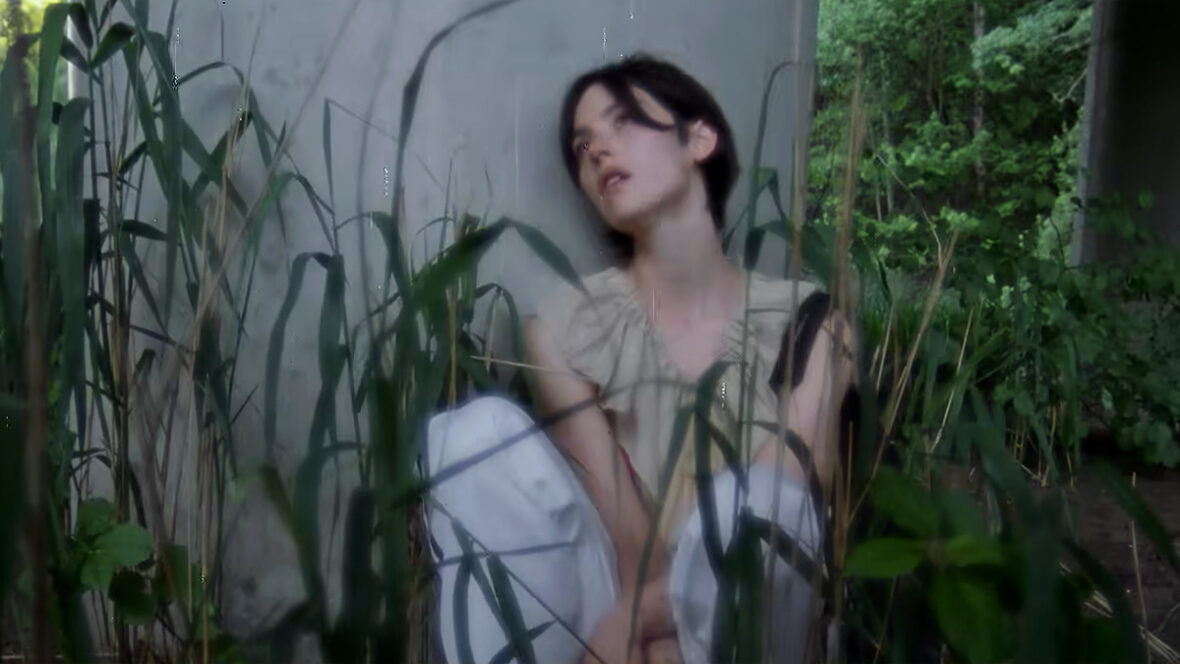 Gracie Abrams no videoclipe de Look at My Life