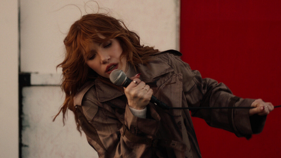 Carly Rae Jepsen no videoclipe de On Wires