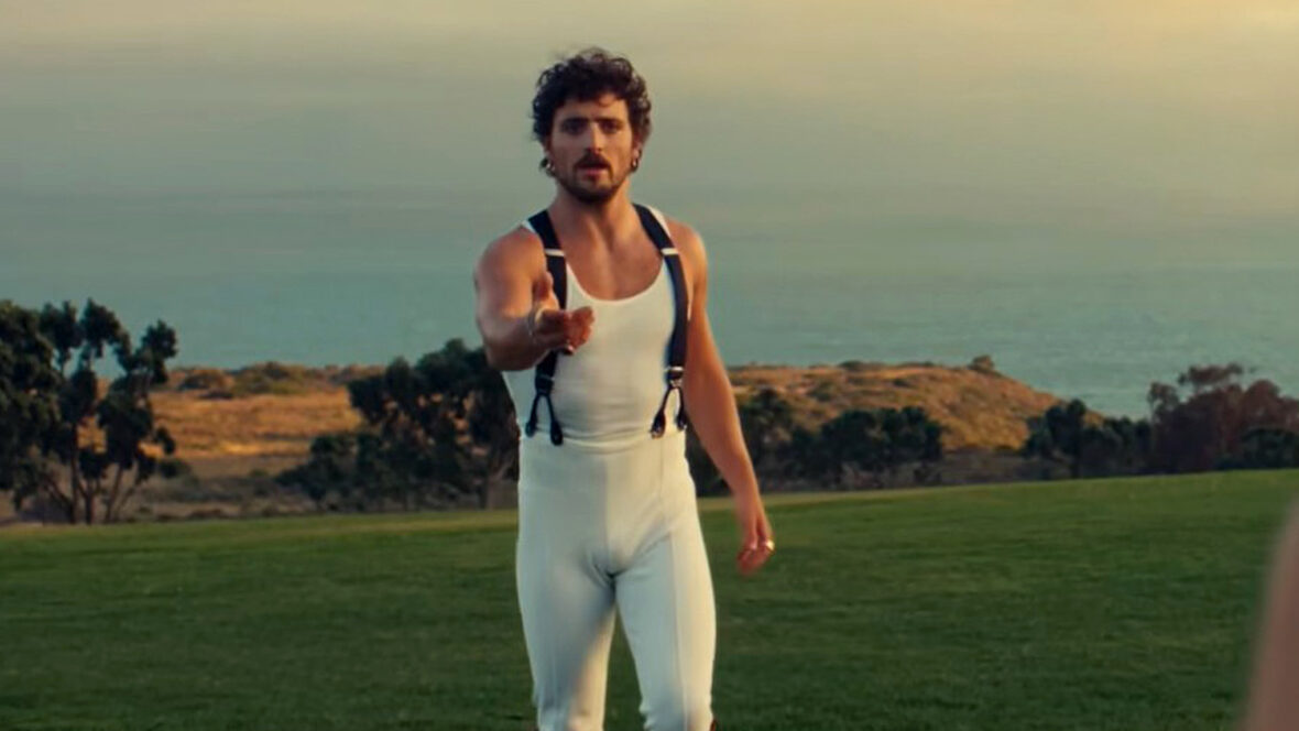 Benson Boone em seu videoclipe The Time of My Life