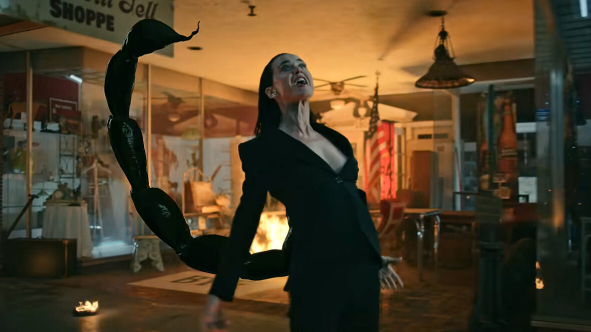 Katy Perry no videoclipe de Watch It Burn