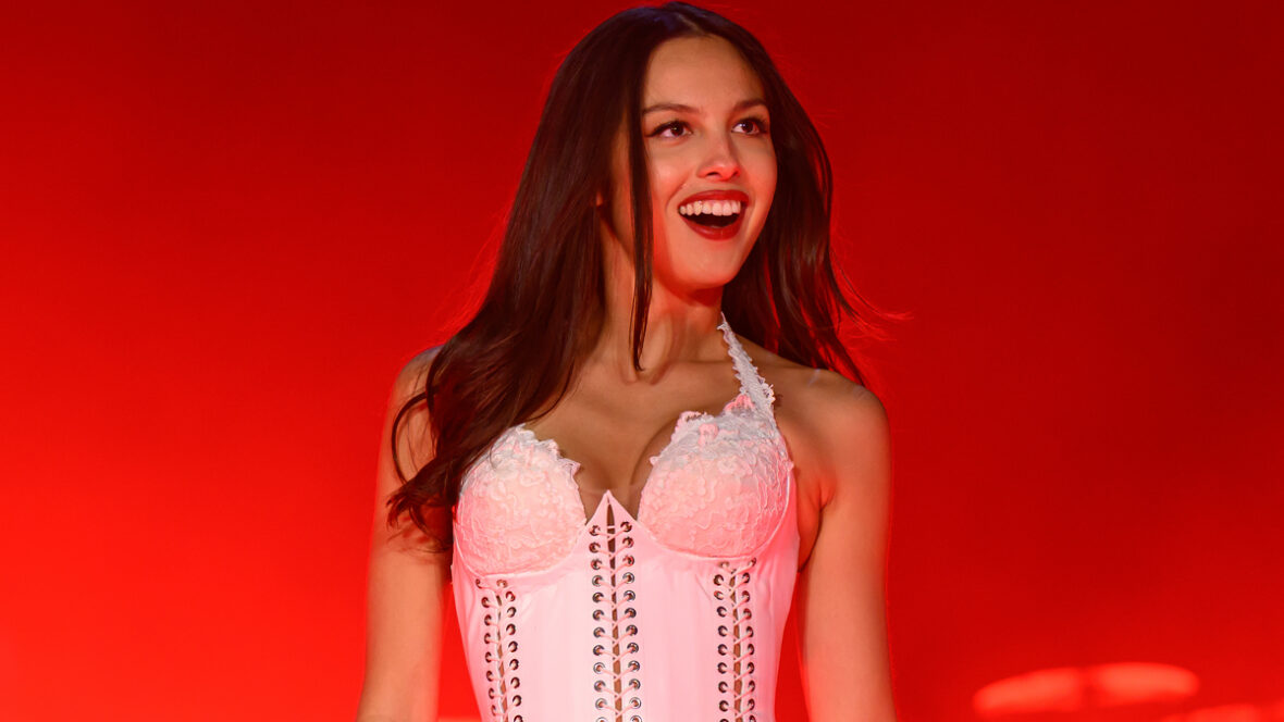 olivia-rodrigo-honeybee-letras Olivia Rodrigo se apresenta como manchete no Pyramid Stage no final do quinto dia do festival de Glastonbury 2025