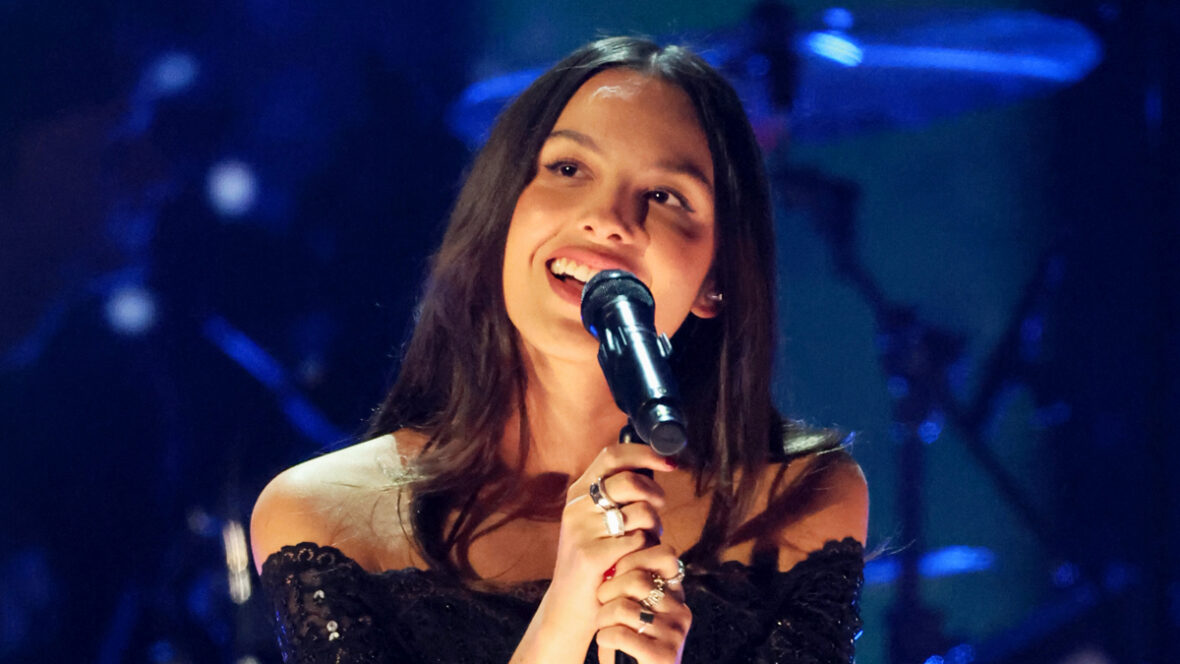 olivia-rodrigo-canção-estúpida Olivia Rodrigo se apresentando no Fireaid