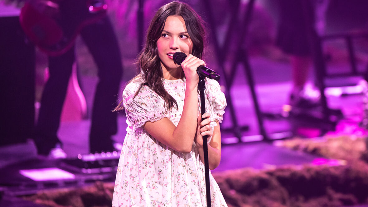 letras de olivia-purple Olivia Rodrigo se apresenta no palco durante show exclusivo do Billions Club Live