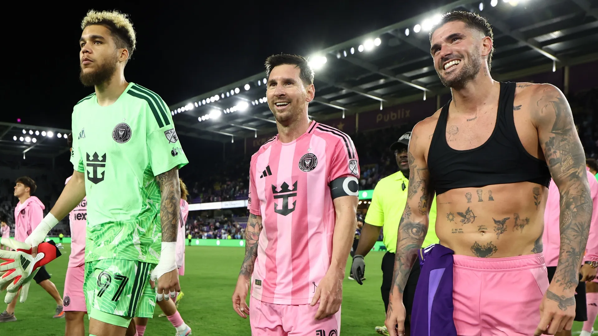 Lionel Messi #10 do Inter Miami CF reage com os companheiros Dayne St. Clair #97 e Rodrigo De Paul #7.