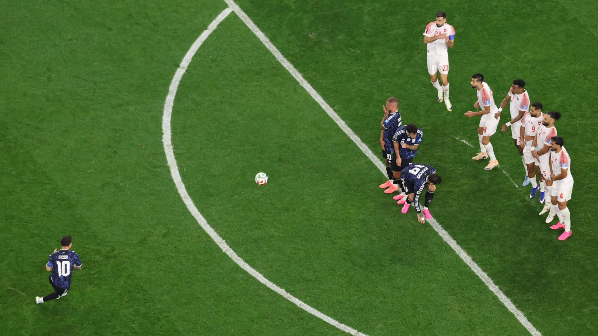 Lionel Messi #10 da Argentina marca o terceiro gol de seu time em cobrança de falta.