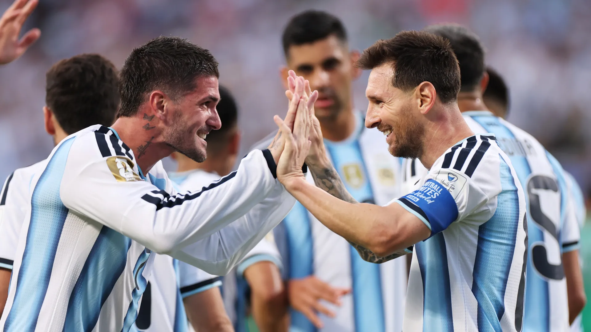 Messi e De Paul comemorando