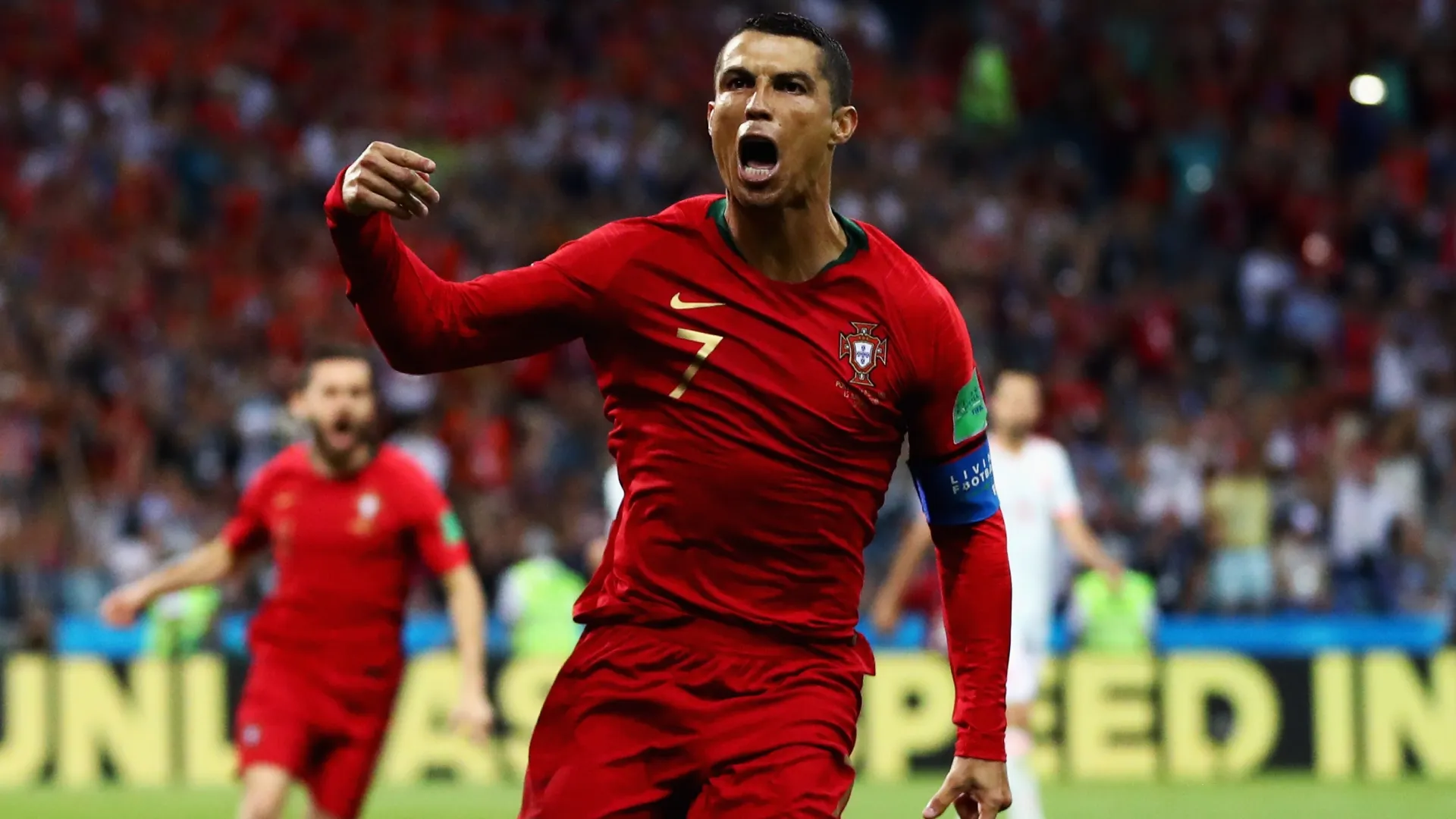 Cristiano Ronaldo, de Portugal, comemora após marcar contra a Espanha.