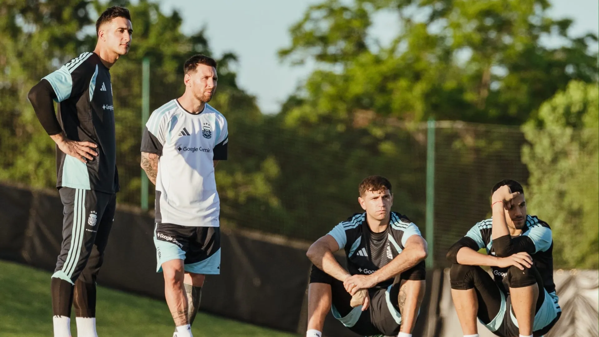 Lionel Messi ao lado dos goleiros argentinos durante treino.