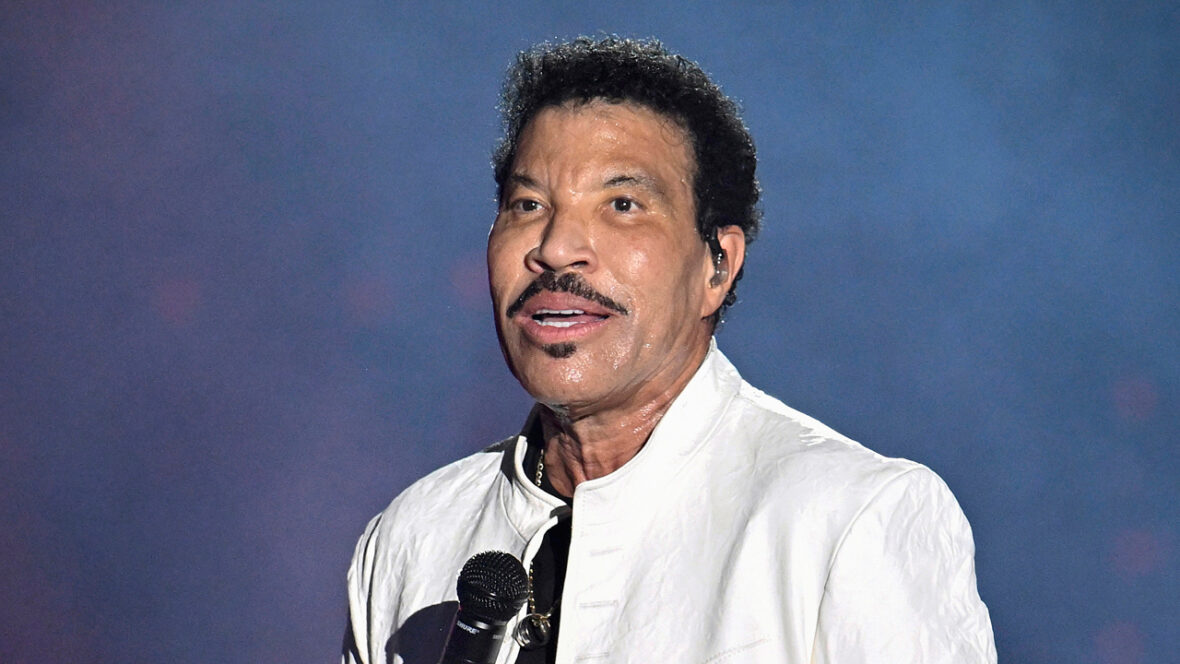Lionel Richie adia mais shows