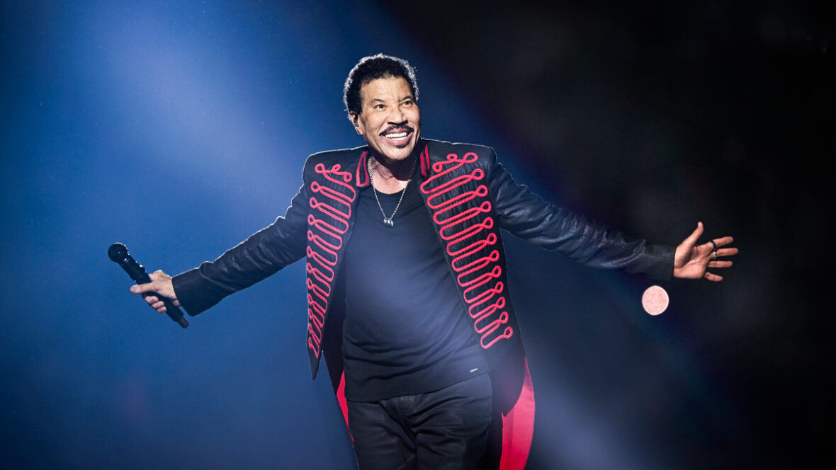 Lionel Richie se apresentando no palco