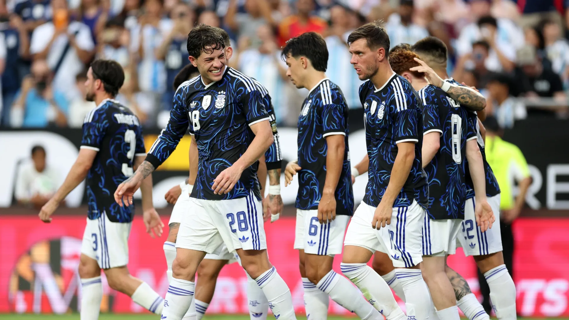 Lautaro Martinez, da Argentina, comemora com os companheiros após marcar contra Honduras.