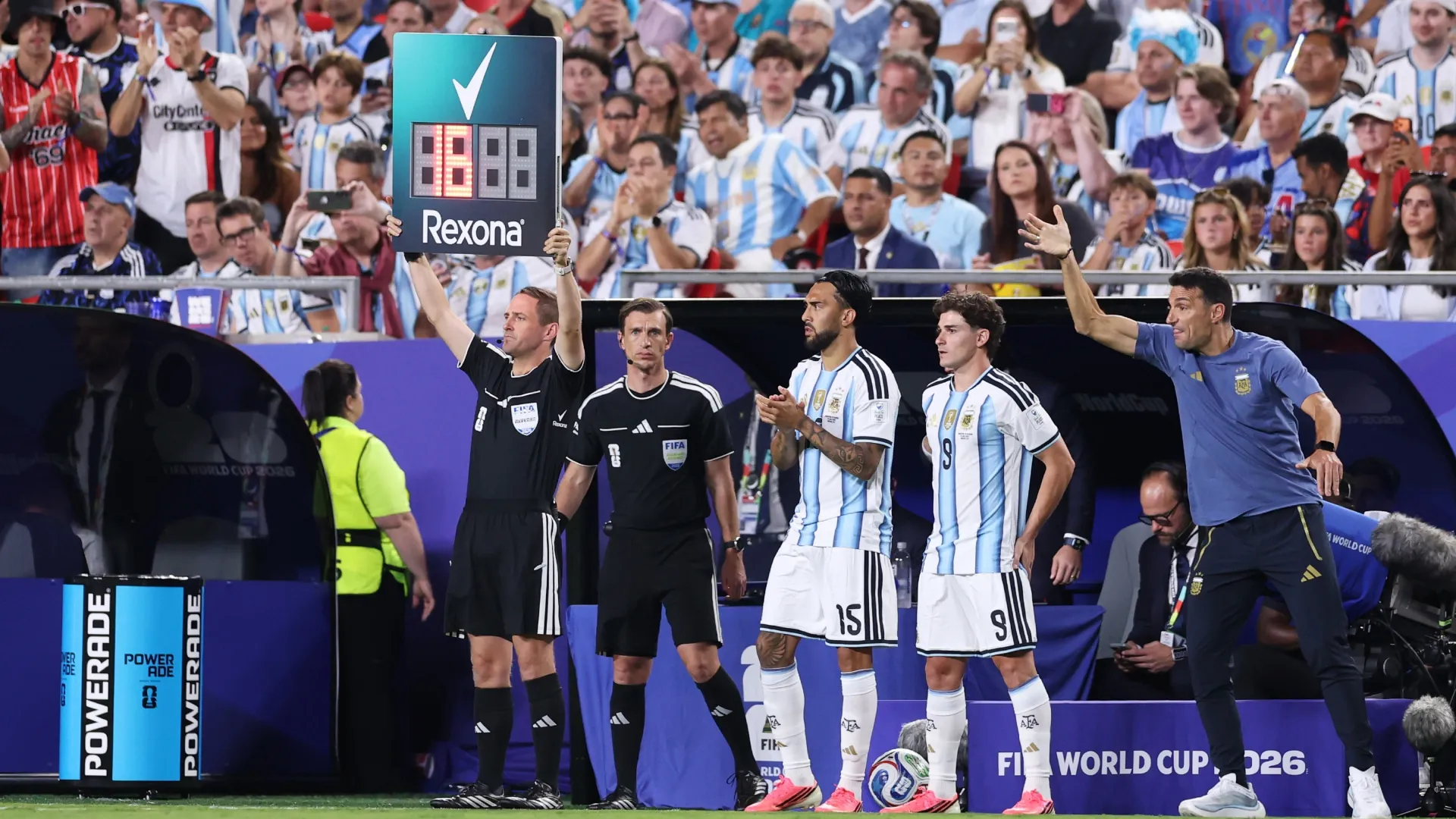 Nico Gonzalez #15 e Julian Alvarez #9 da Argentina estão na linha lateral antes de entrarem como substitutos.