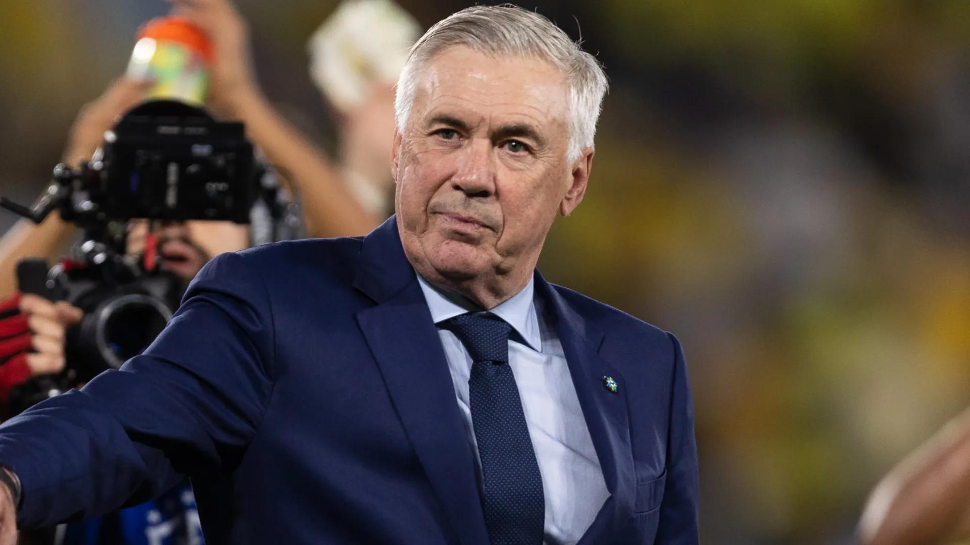 Carlo Ancelotti acena para torcedores