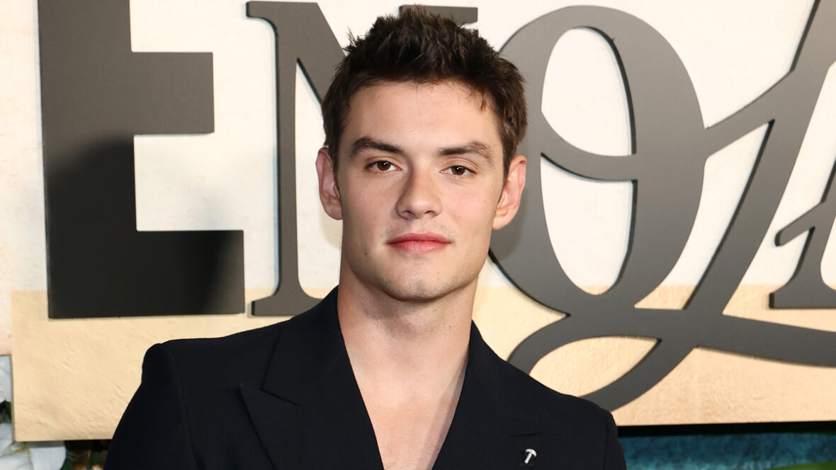 Louis Partridge comparece à estreia de Enola Holmes 3