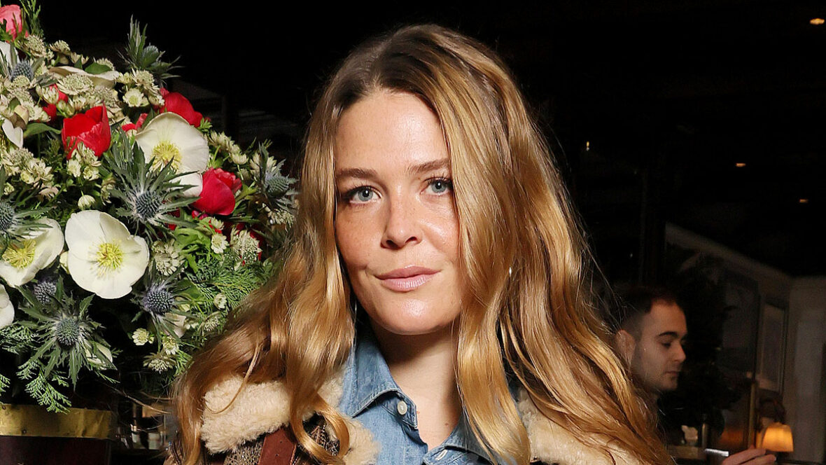 Maggie-Rogers-chama-repórter-nyt Maggie Rogers posa em um evento