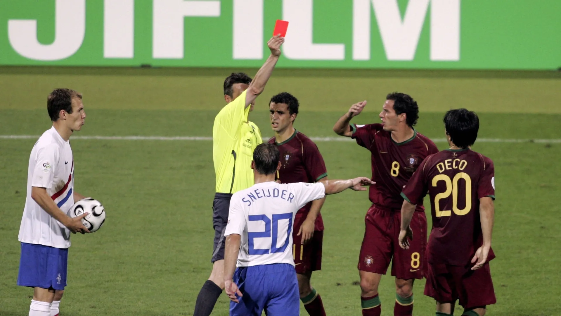 Deco #20 (R) de Portugal recebe cartão vermelho do árbitro Valentin Ivanov da Rússia.