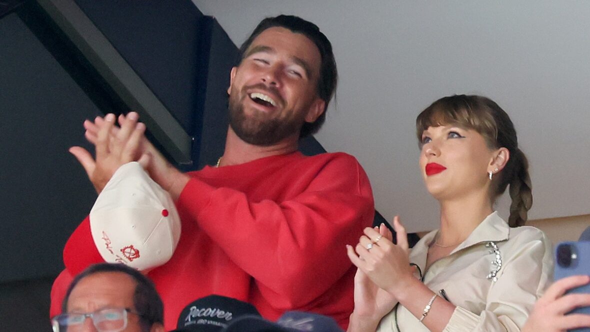 Taylor Swift Travis Kelce aplaudindo