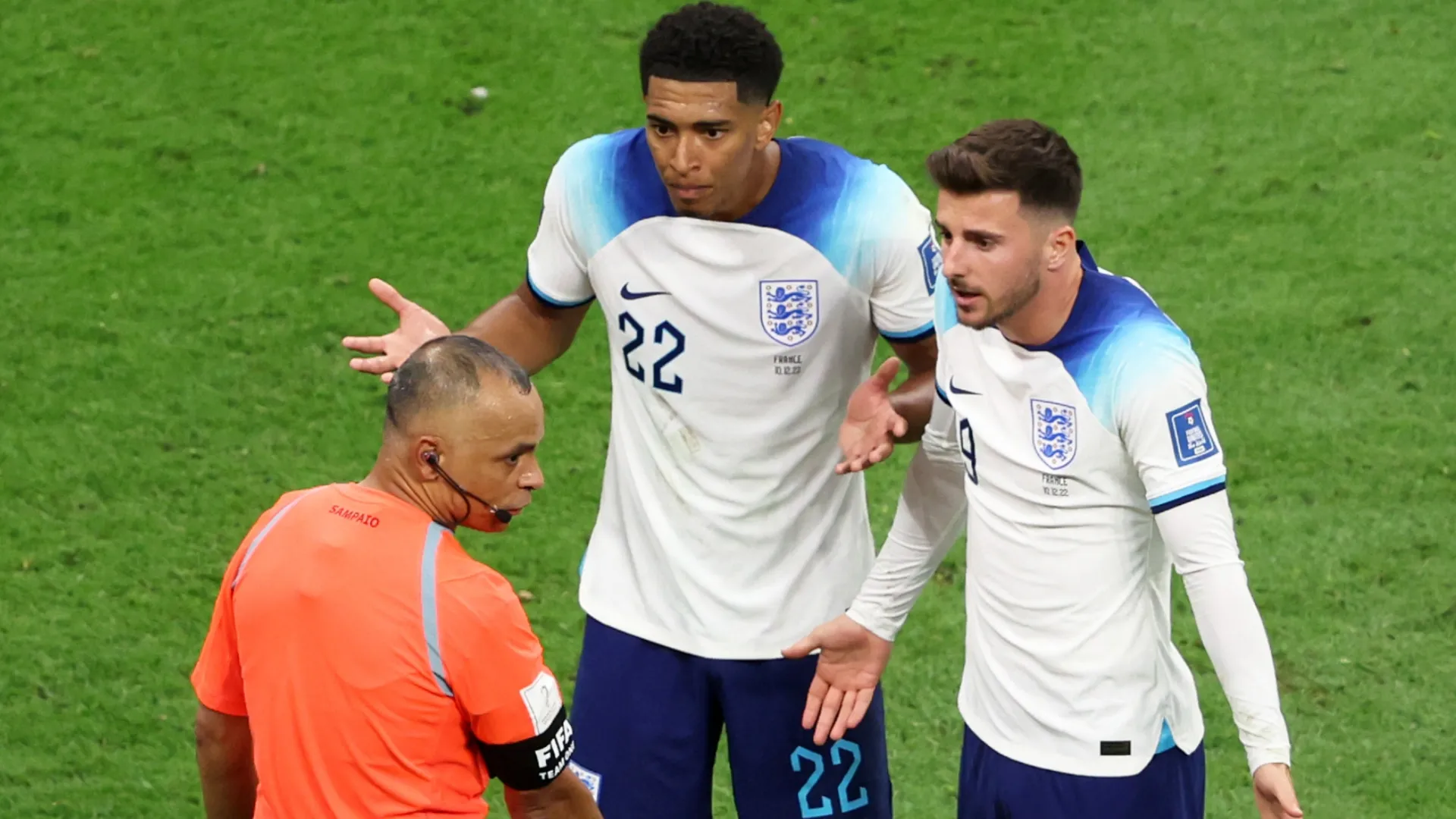 Jude Bellingham e Mason Mount da Inglaterra protestam ao árbitro Wilton Sampaio.
