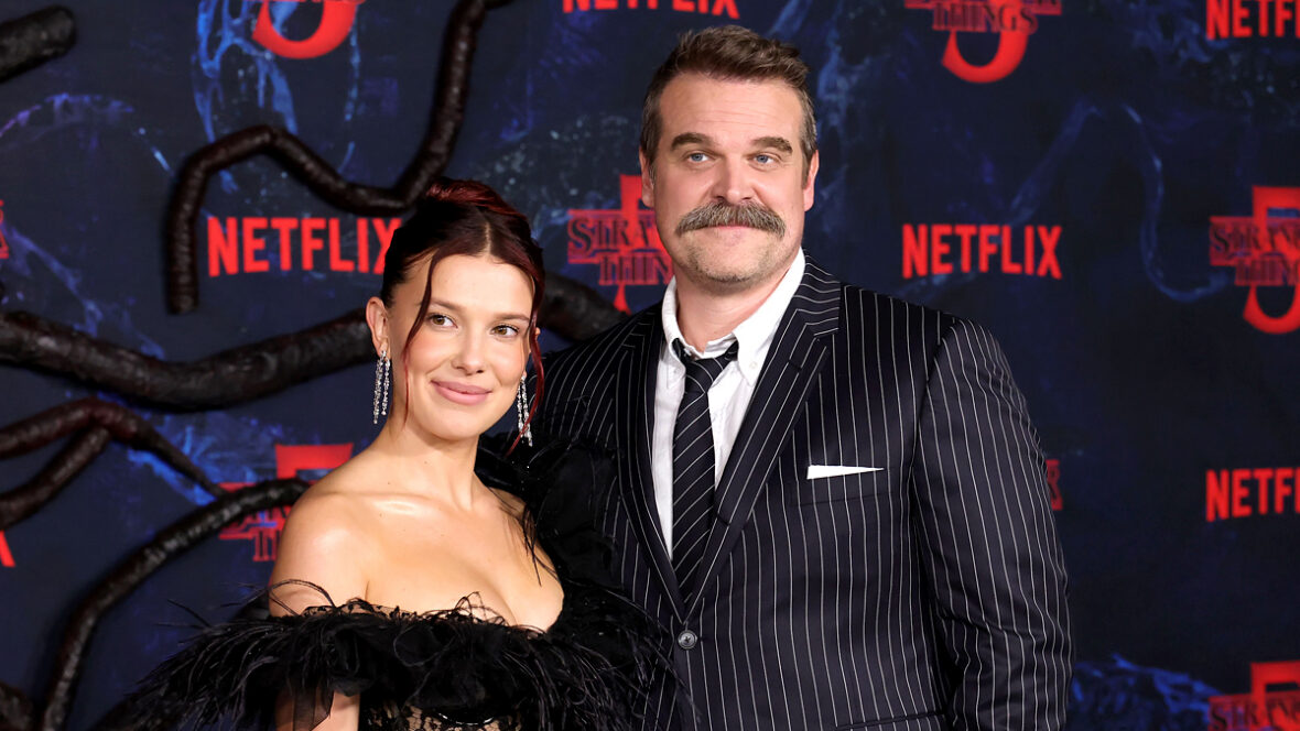 Millie Bobby Brown e David Harbor juntos em evento no tapete vermelho
