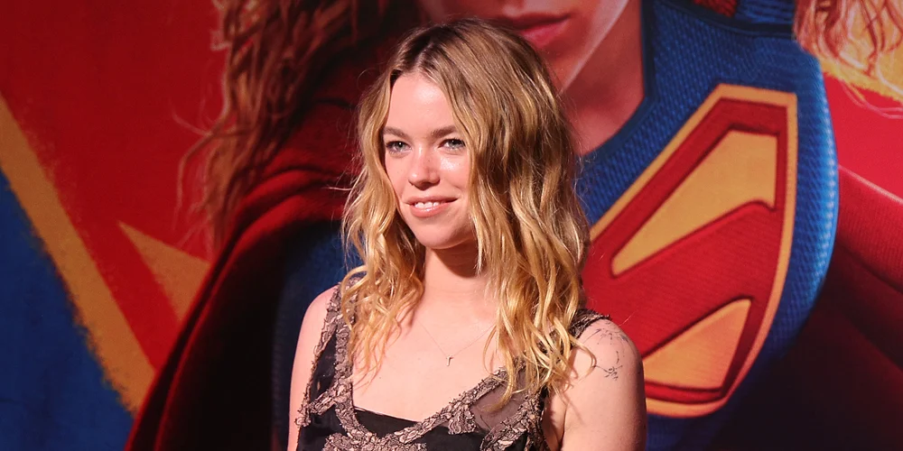 Milly Alcock na estreia brasileira de Supergirl