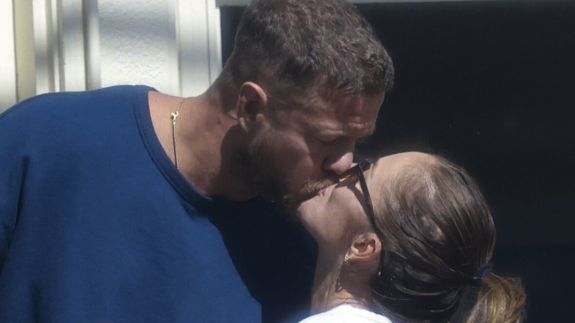 minka-e-beijo Dan Reynolds dá um beijo em Minka Kelly