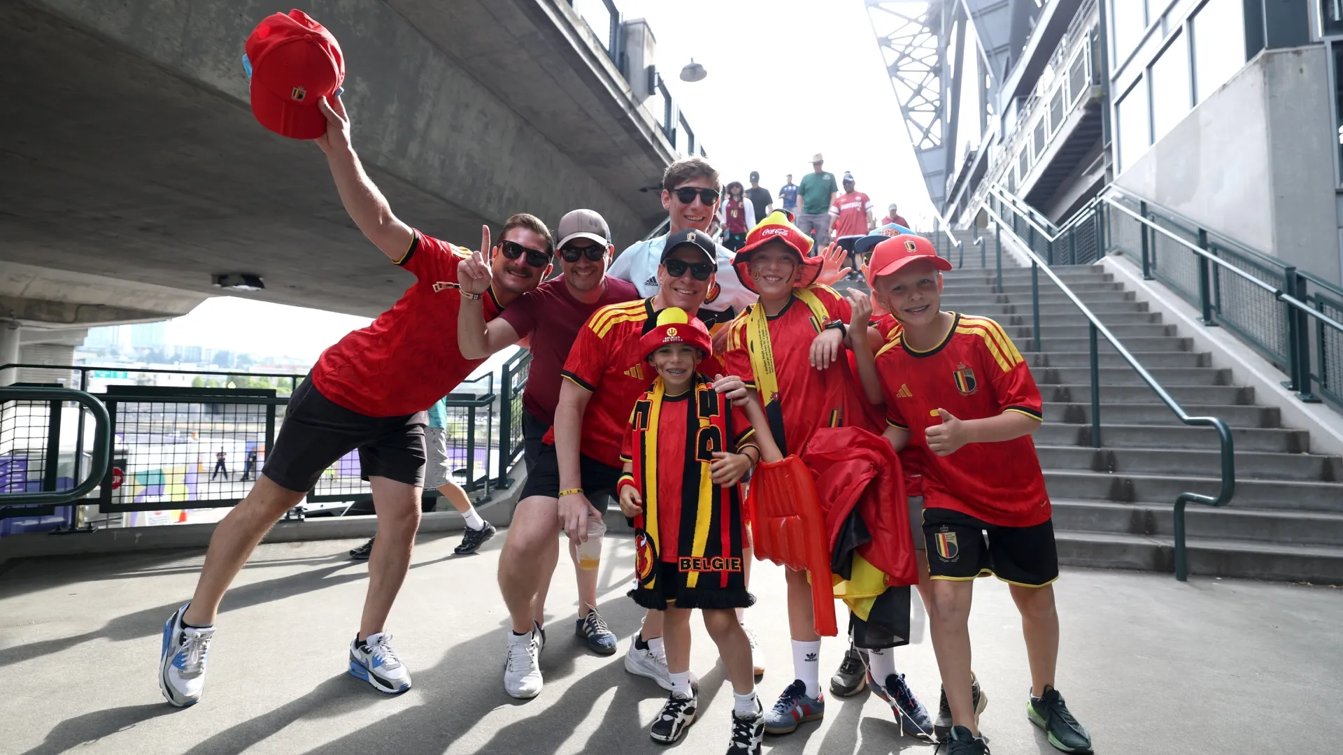 Torcedores belgas chegam ao Seattle Stadium antes do jogo da Copa do Mundo contra o Egito.