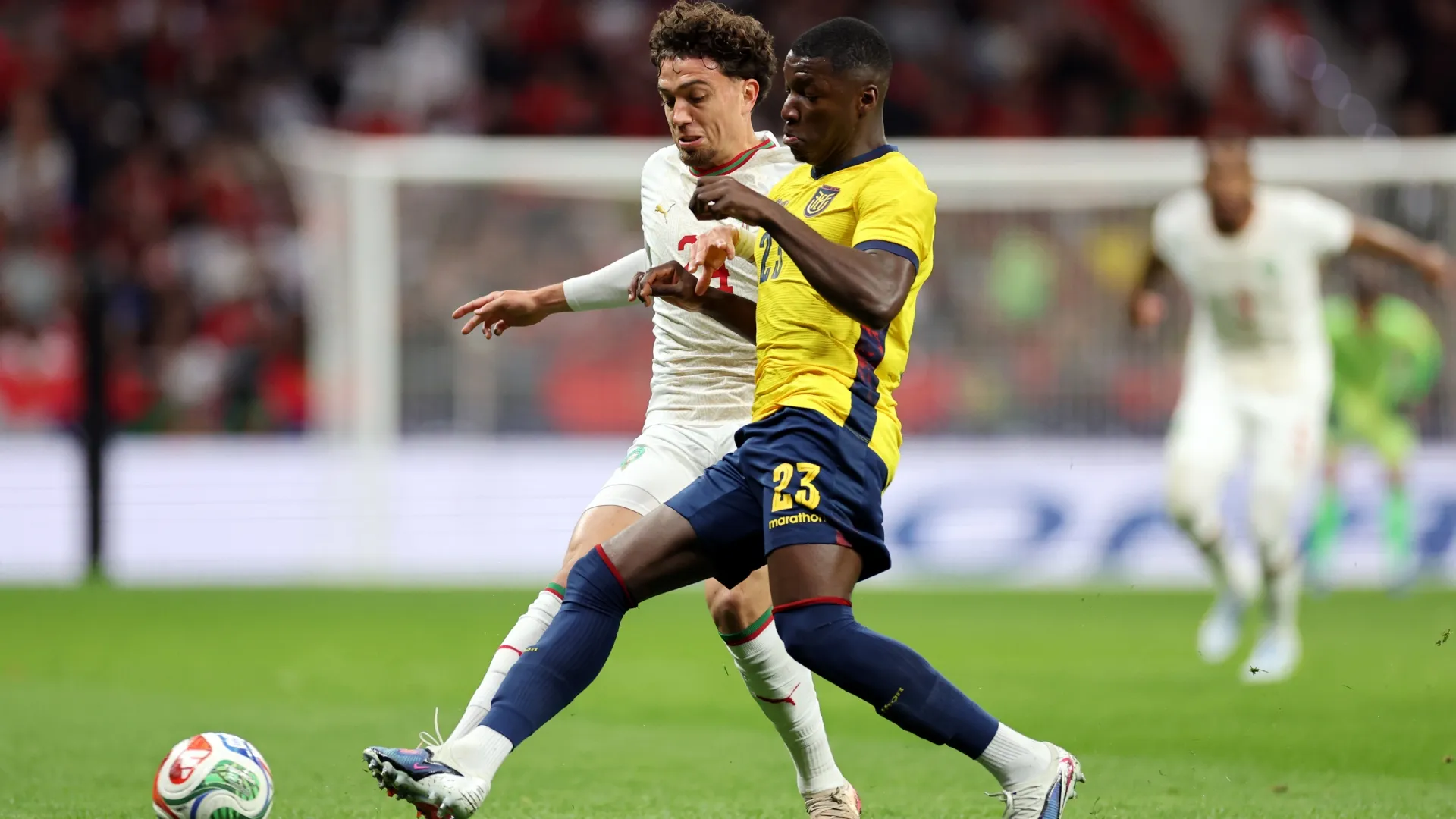 Neil Al Aynaooui do Marrocos é desafiado por Moises Caicedo do Equador.