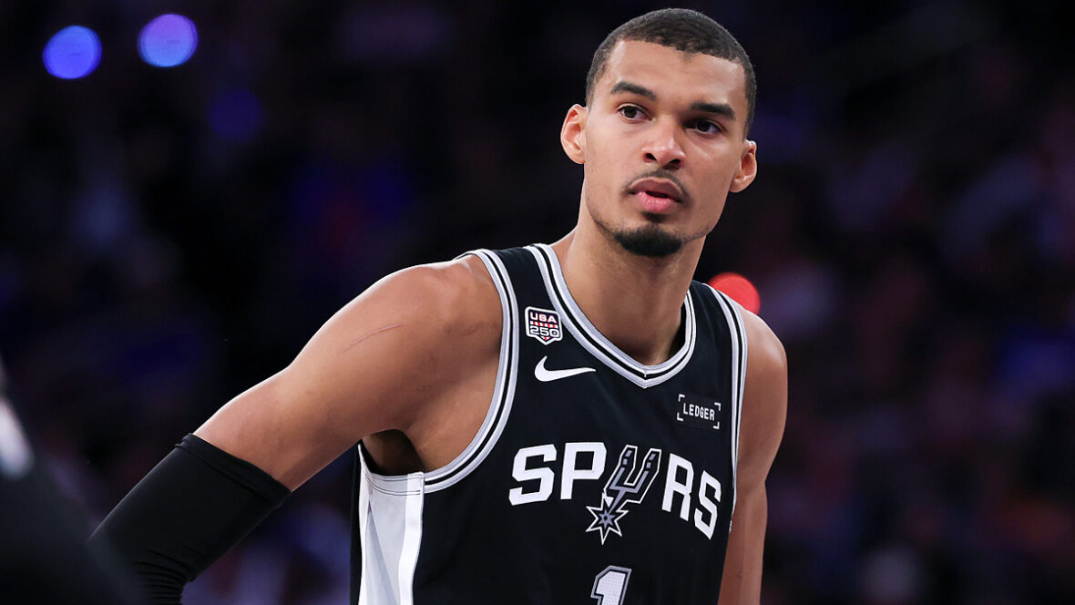 wemby-brunson-falta Victor Wembanyama nº 1 do San Antonio Spurs