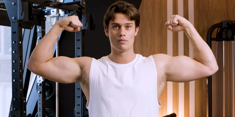Nicholas Galitzine flexiona em novo vídeo de treino