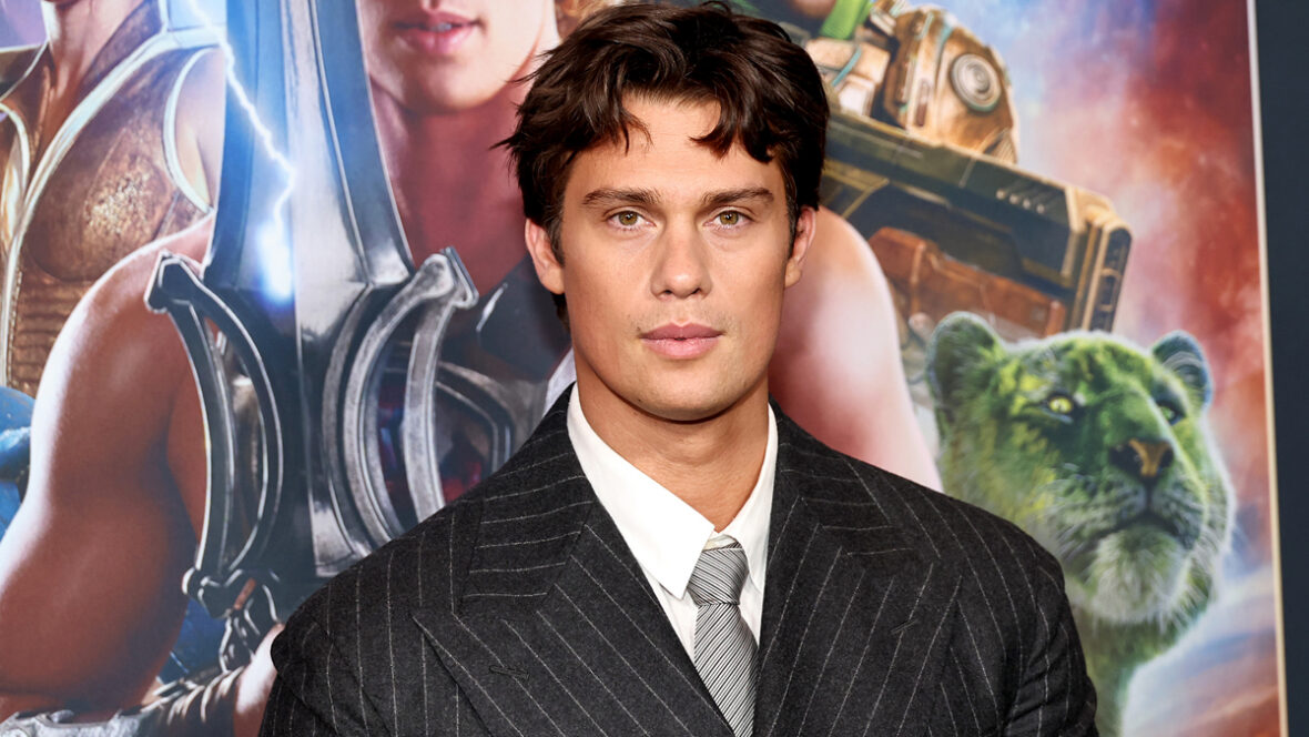 conselho de nicholas-galitzine-hugh-jackman Nicholas Galitzine assiste a uma exibição de filme