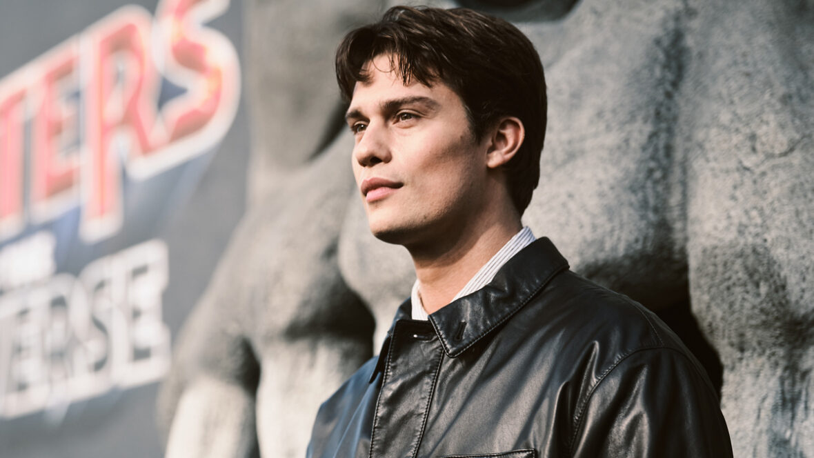 camafeu dos mestres do universo Nicholas Galitzine na estreia de