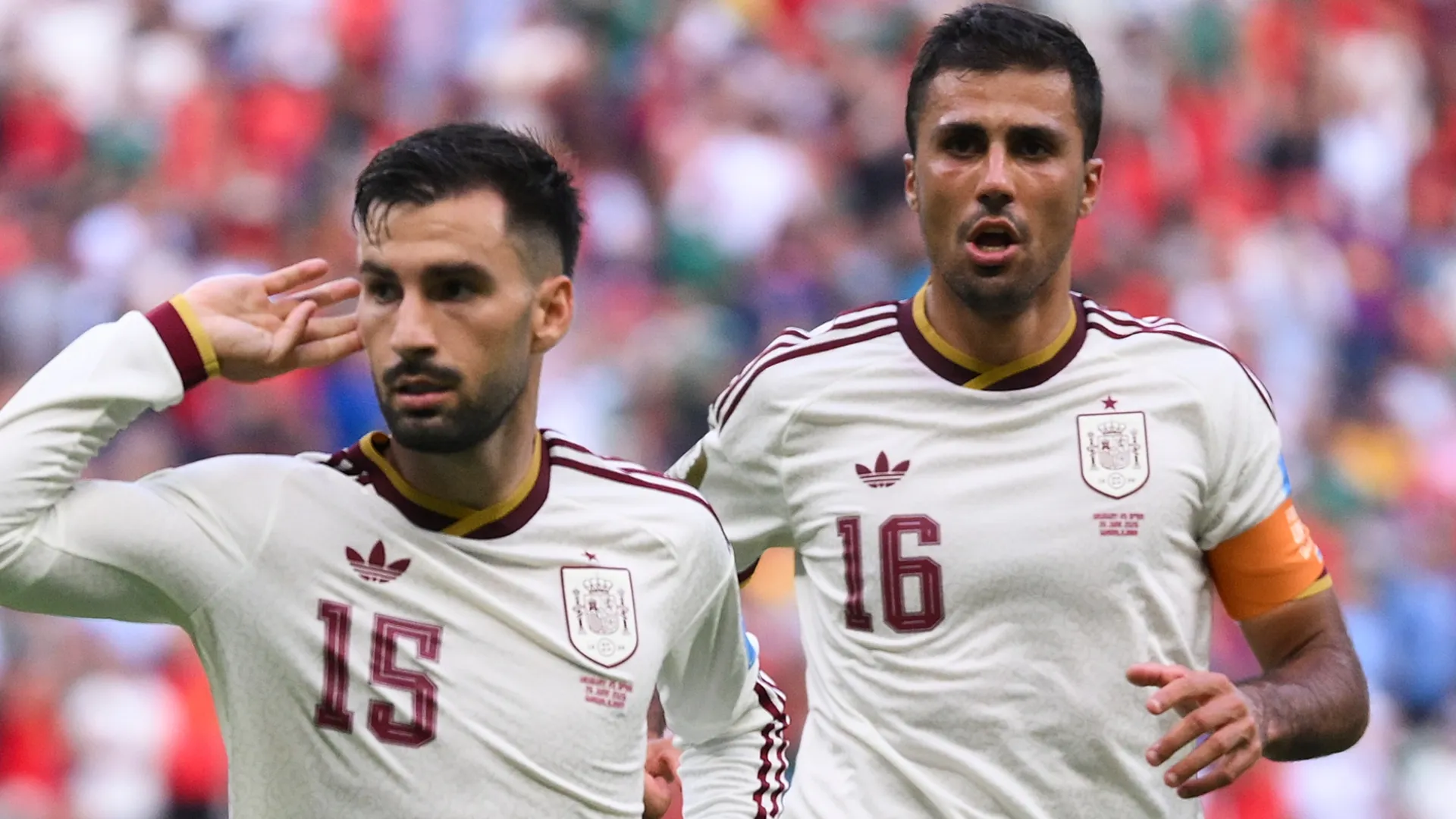 Alex Baena #15 e Rodri Hernandez #16 da Espanha comemoram um gol.