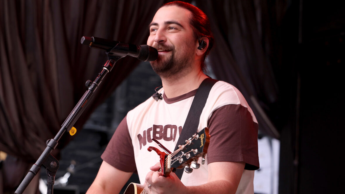 Noah Kahan se apresenta no palco durante a estreia de Noah Kahan: Out of Body SXSW