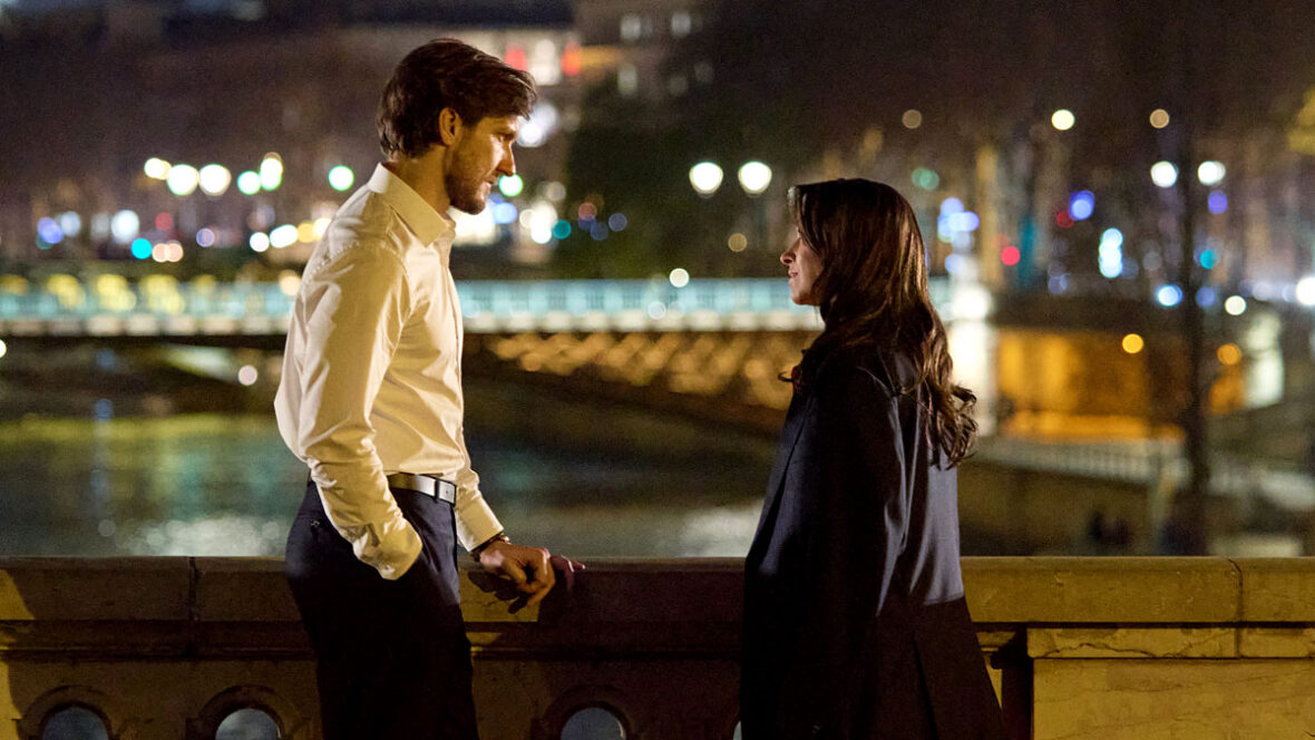 trailer da série lacey-chabert-hallmark Scott Michael Foster e Lacey Chabert estão na ponte no novo programa de TV Paris é sempre uma boa ideia