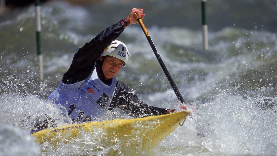 9 de abril de 2000: David Hearn #136 em ação durante as provas olímpicas de caiaque/conoe nos EUA no rio Ocoee, na Floresta Nacional Cherokee, em Ducktown, Tennessee.