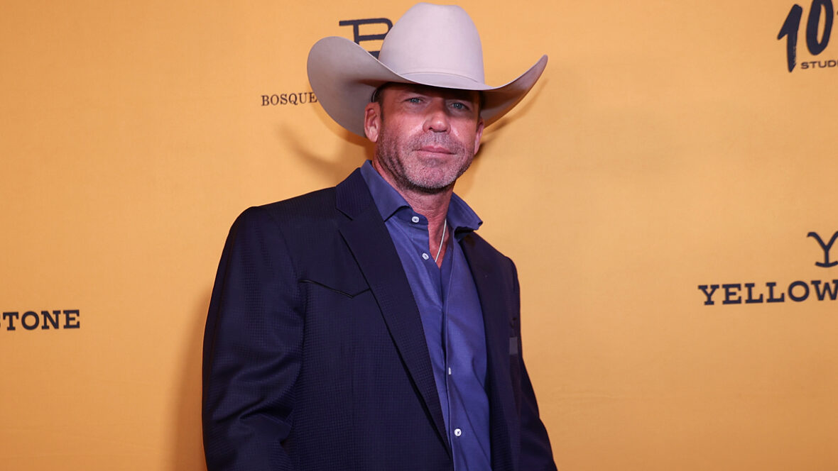 Taylor Sheridan comparece ao tapete preto durante 