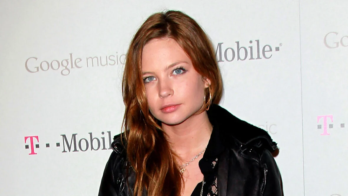 Daveigh-chase-ex-gerente-chama Foto do tapete vermelho de Daveigh Chase em 2011