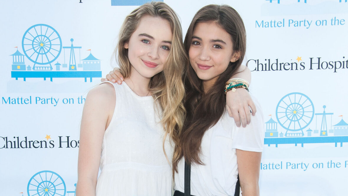 Sabrina Carpenter (L) e Rowan Blanchard chegam à 15ª Festa Anual no Píer