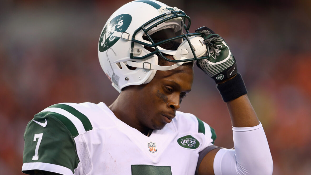 Geno Smith nº 7 do New York Jets sai de campo no 4º quarto após lançar uma interceptação