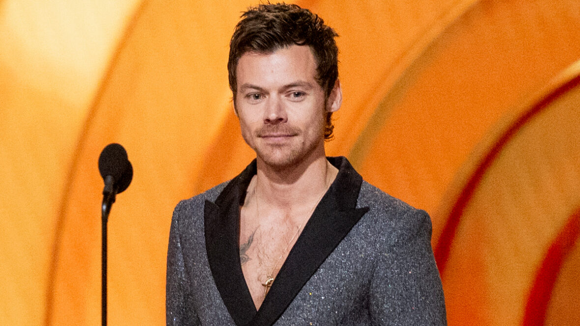 Harry Styles fala no palco durante o 68º GRAMMY Awards