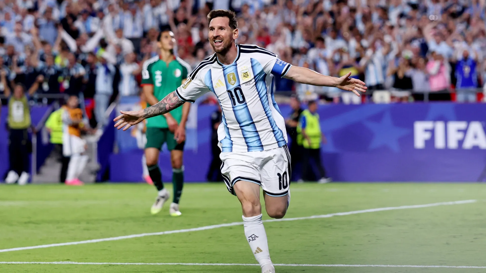 Lionel Messi nº 10 da Argentina comemorando.