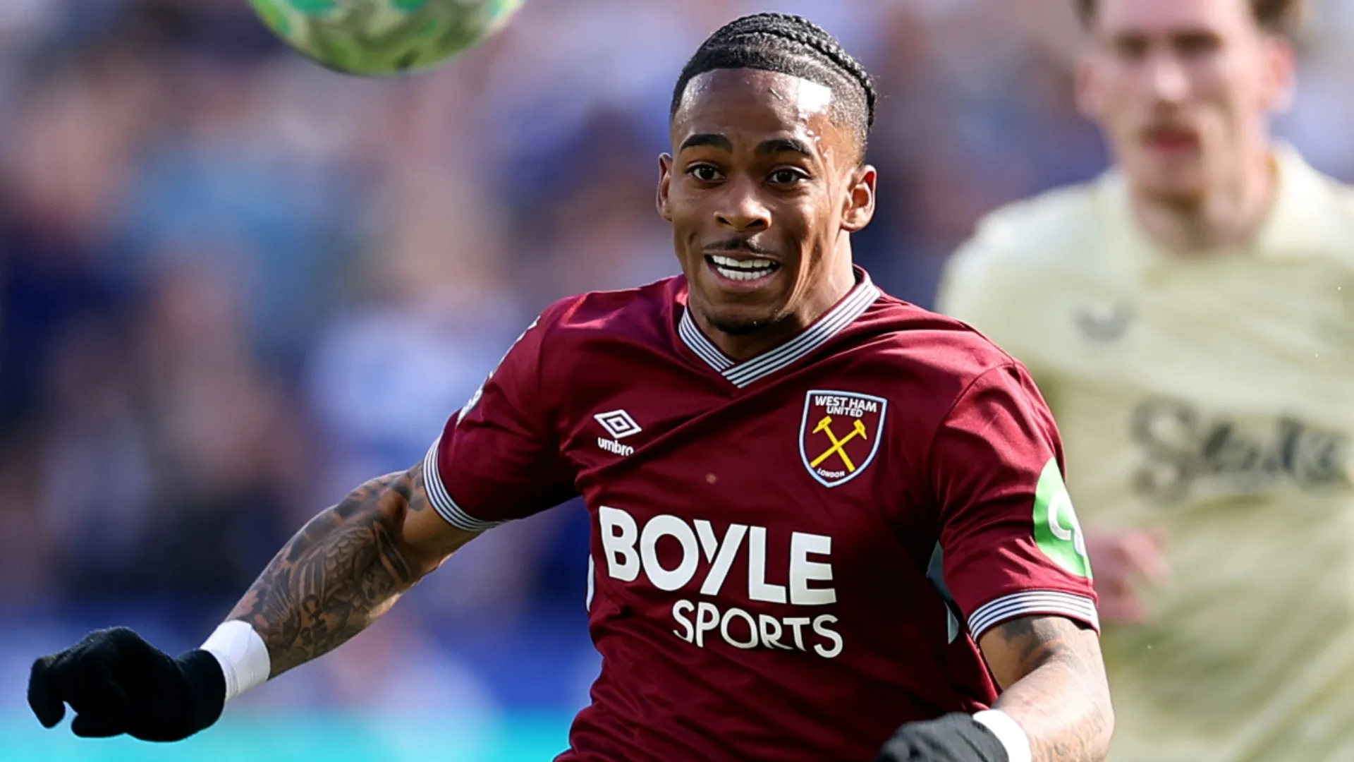 Crysencio Summerville do West Ham United persegue a bola.