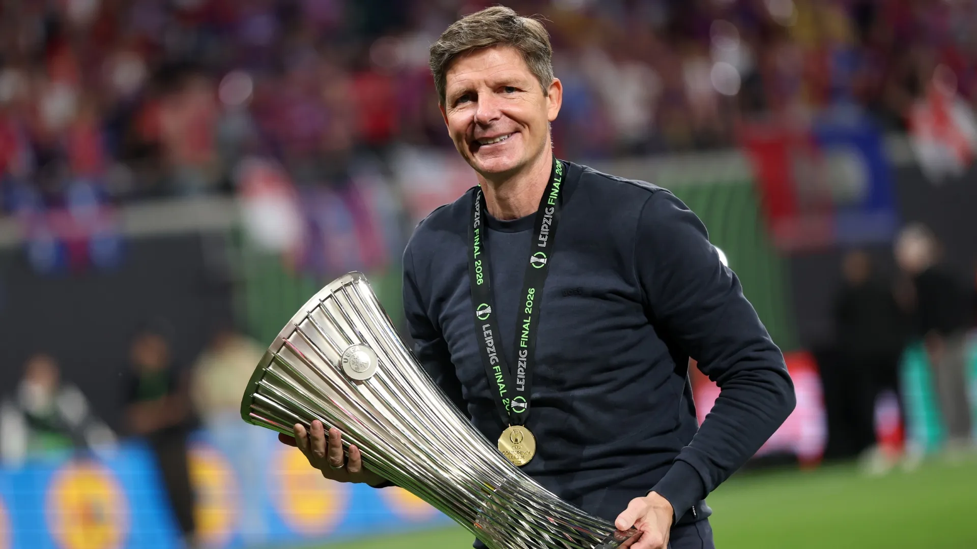 Oliver Glasner, treinador do Crystal Palace, comemora com o Troféu UEFA Conference League.