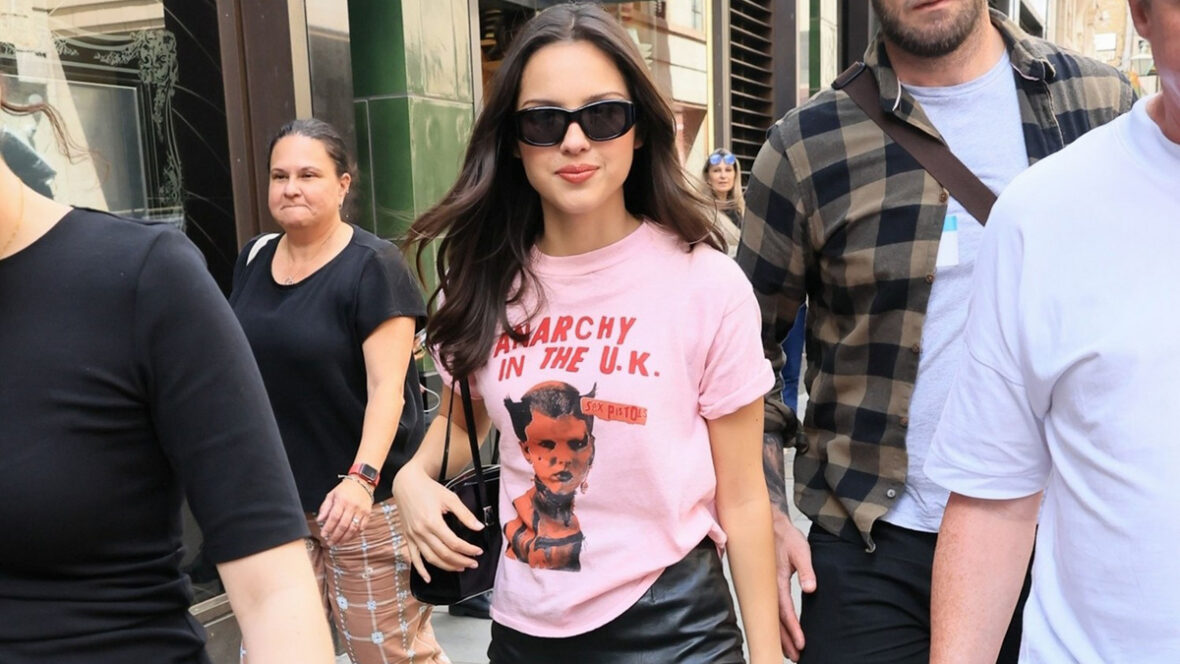 olivia-rodrigo-camiseta-sex-pistols Olivia Rodrigo passeando por Londres