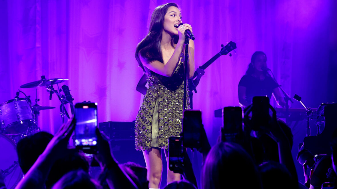 olivia-rodrigo Olivia Rodrigo se apresenta no palco