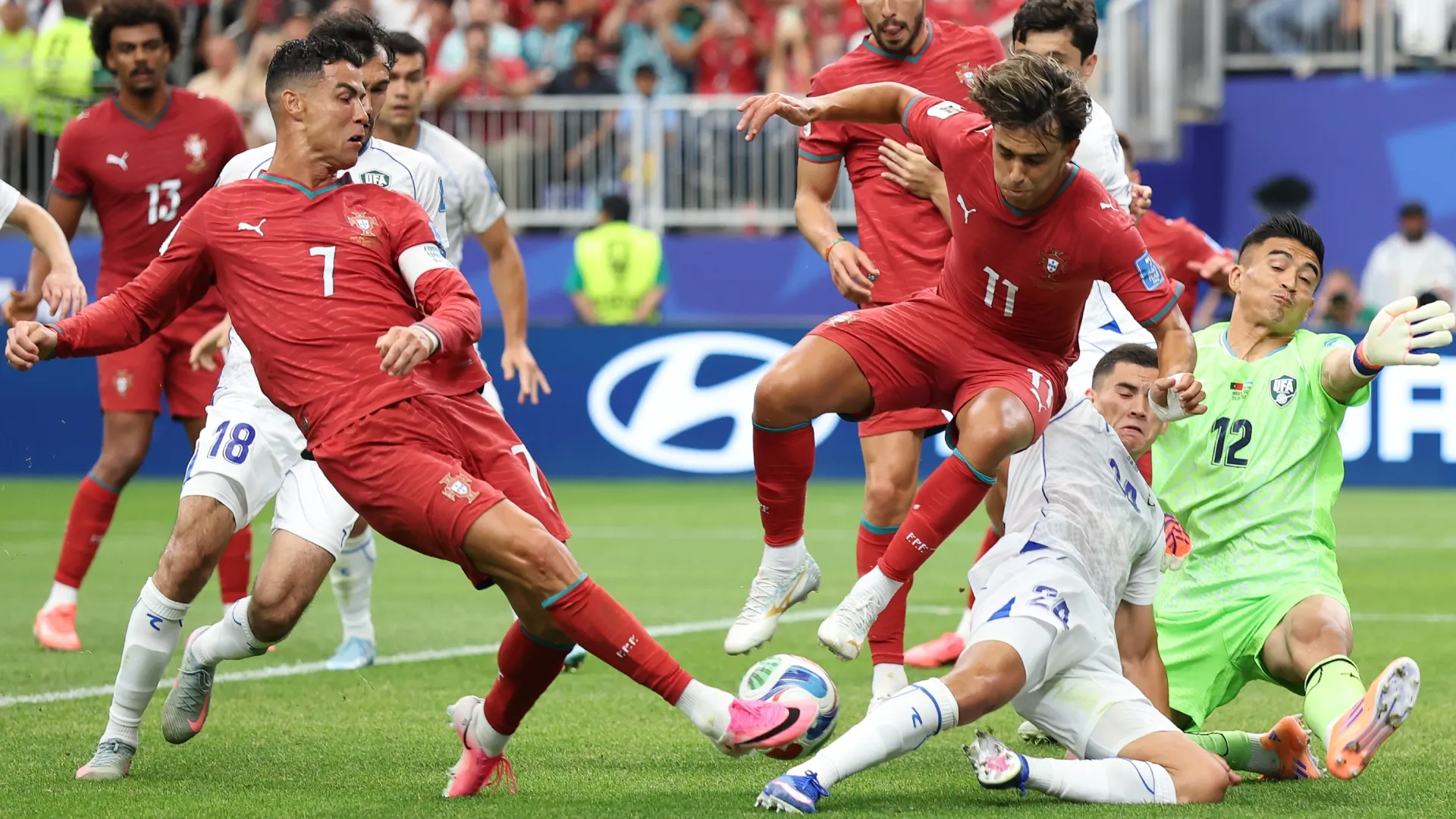 Cristiano Ronaldo #7 de Portugal remata resultando num autogolo.