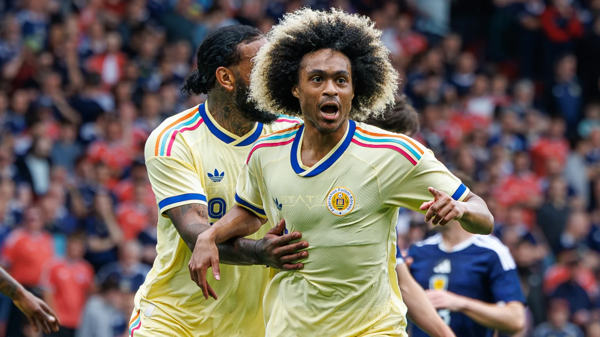 Tahith Chong, de Curaçao, comemora o gol.