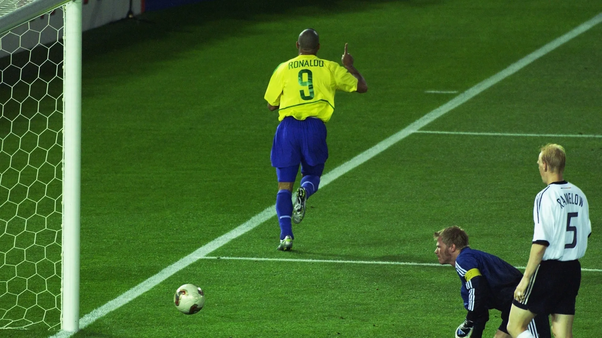 Ronaldo, do Brasil, comemora após marcar contra a Alemanha.