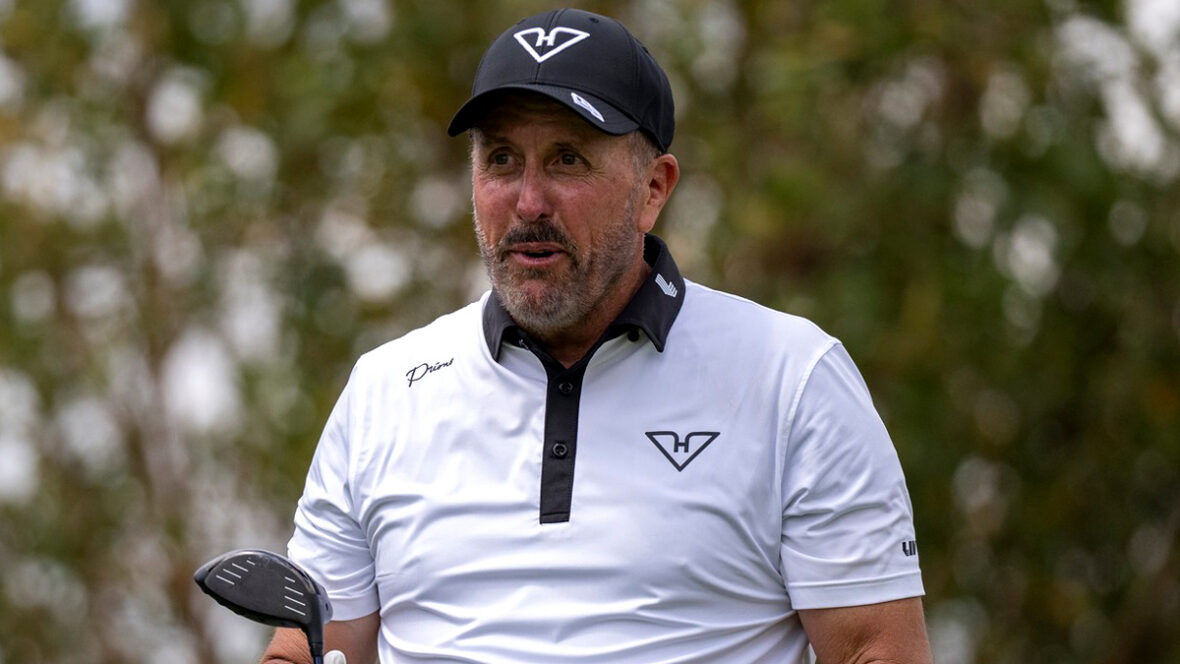 Phil Mickelson do Hyflyers GC joga sua tacada do quinto tee