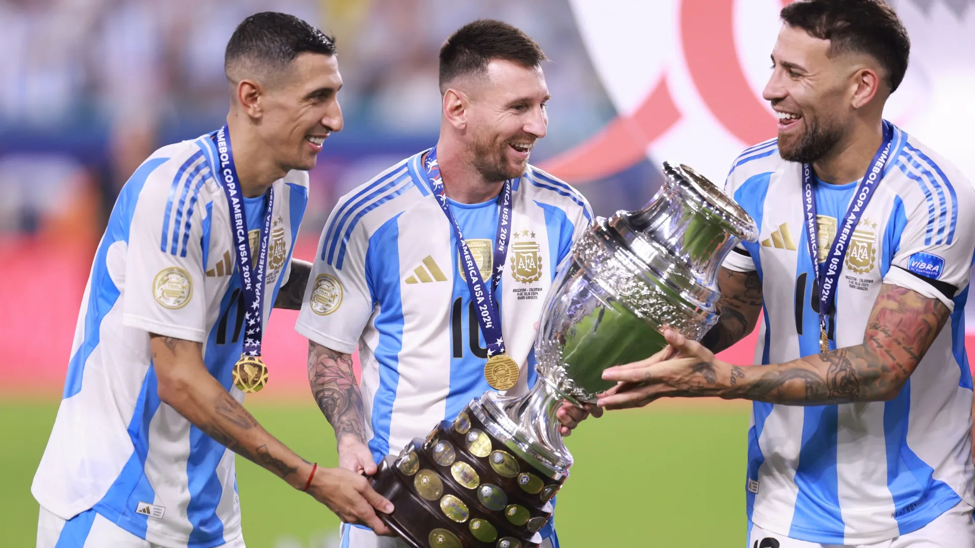 Angel Di Maria, Lionel Messi e Nicolas Otamendi da Argentina comemoram.